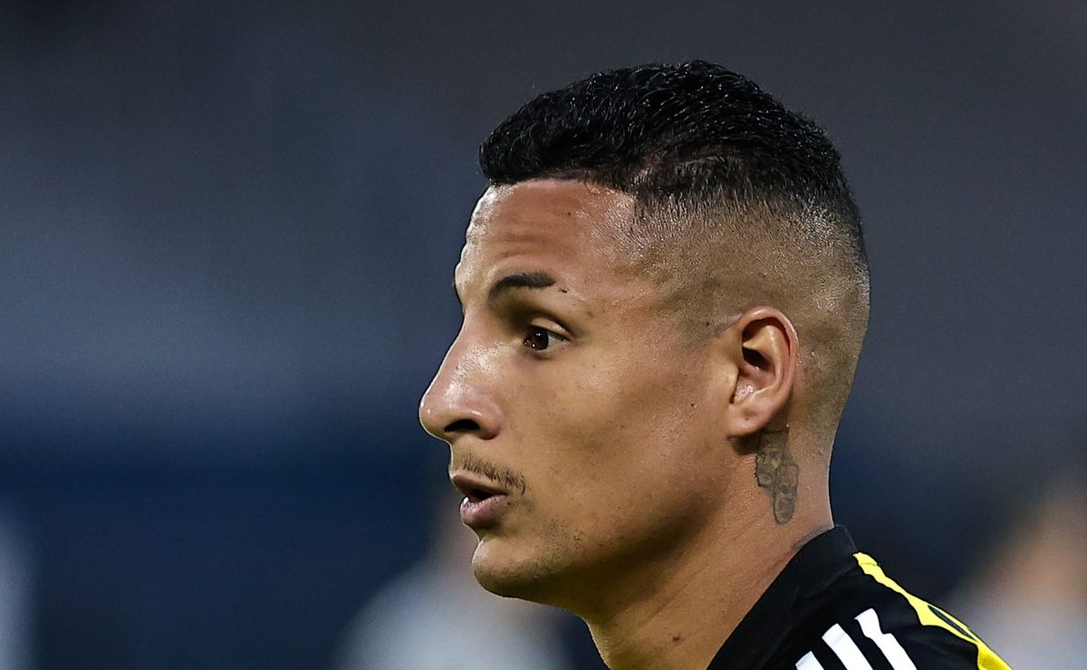 Atlético-MG discute forma de pagamento com Fluminense para selar venda de Arana; Saída de Hulk não avança