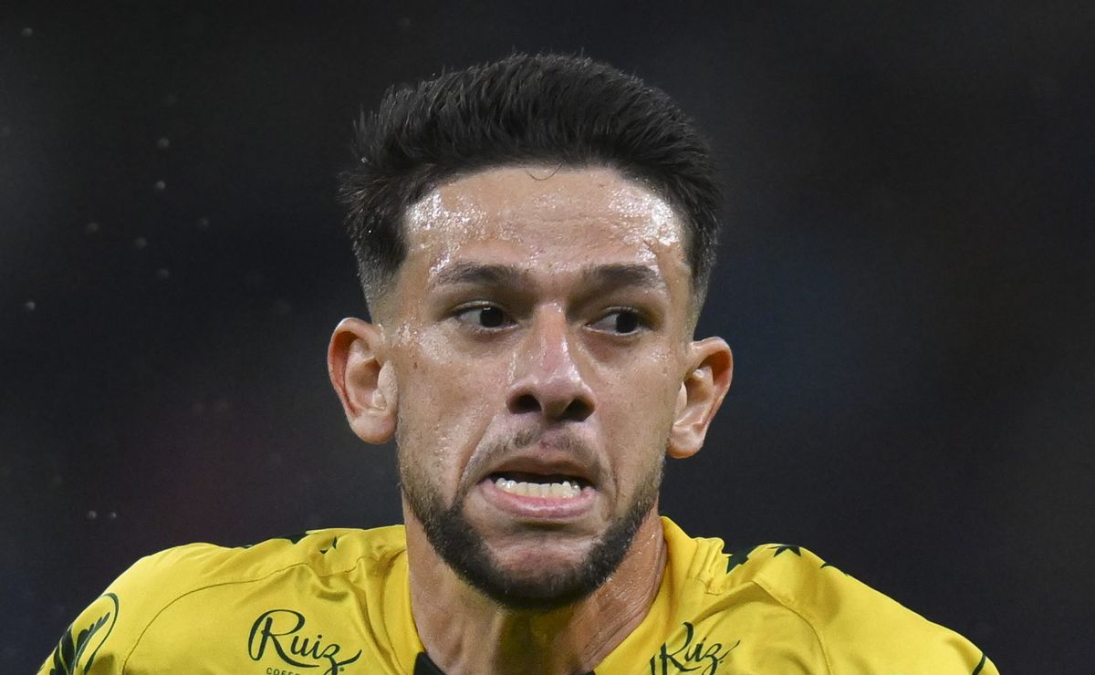 Fluminense acerta com Jemmes e zagueiro chega ao Rio de Janeiro para assinar contrato, diz jornalista