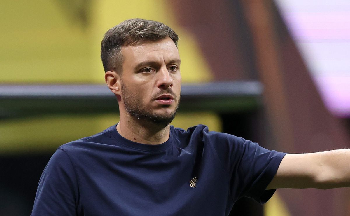 Martín Anselmi conversa com Textor nos bastidores do Botafogo e não deseja perder ninguém importante do elenco