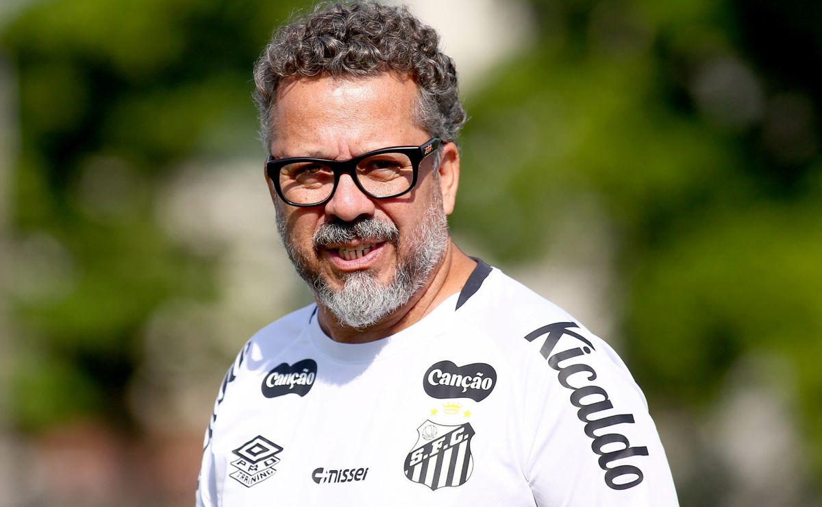 Cleber Xavier desabafa sobre trabalho no Santos e cita “desastre” em goleada contra o Vasco