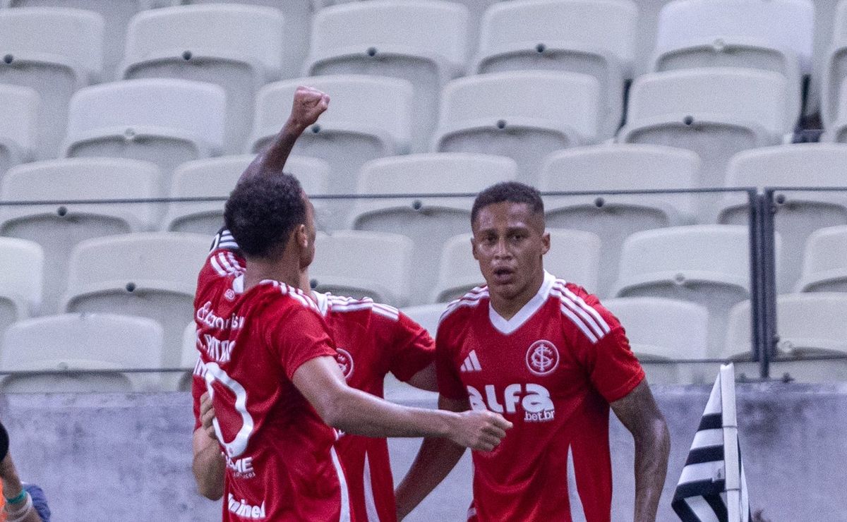 Internacional atrapalha plano do Santos e também deseja contar com Vitinho em 2026
