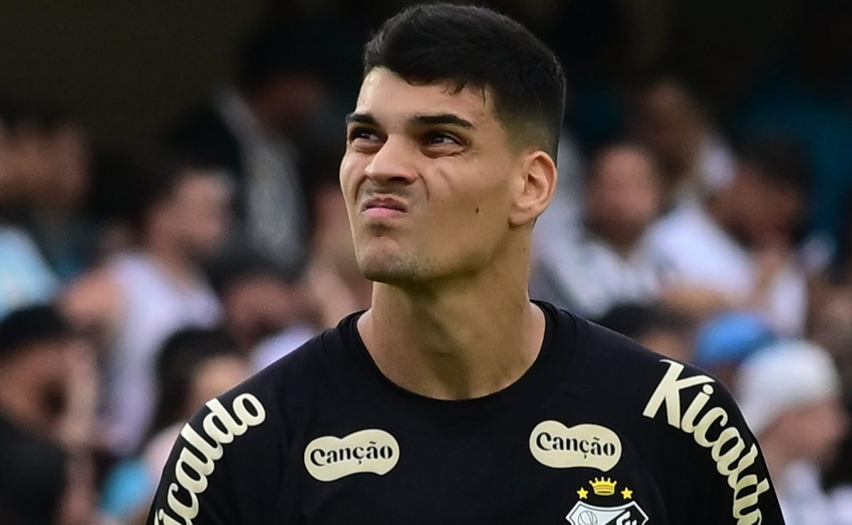 Brazão impressiona nos bastidores do Santos e é o 1° a aparecer para treinar