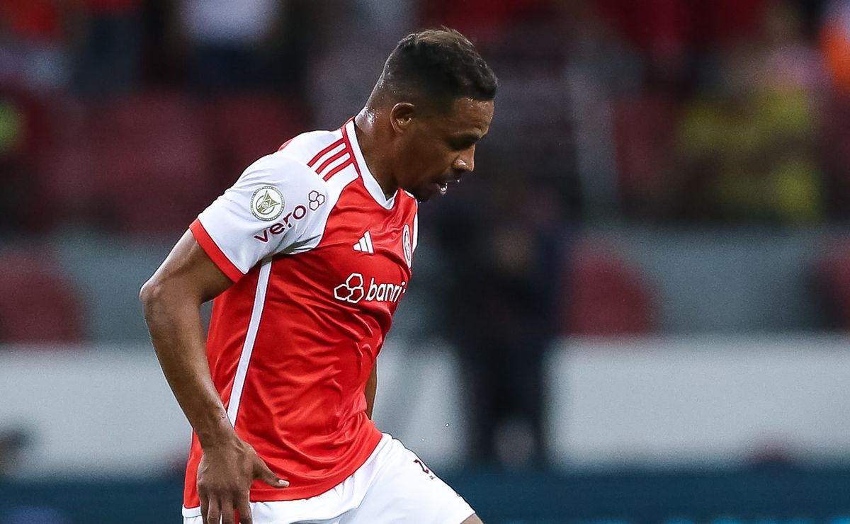 Fernando pede salário alto, negociações travam e retorno ao Internacional é considerado praticamente inviável