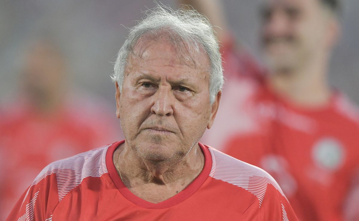 Zico dispara contra gramados sintéticos e gera polêmica: “Esse assunto já enche o saco”