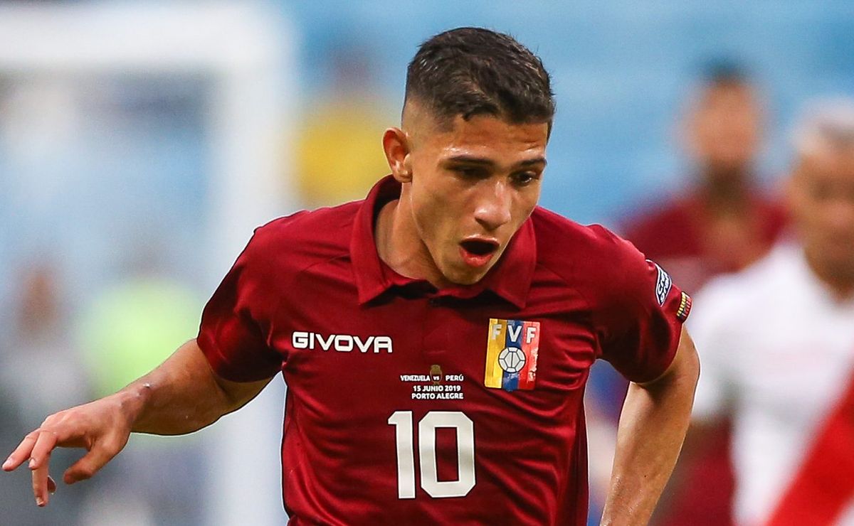 Corinthians oferece Félix Torres para contratar Savarino e Botafogo exige Gustavo Henrique ou Raniele