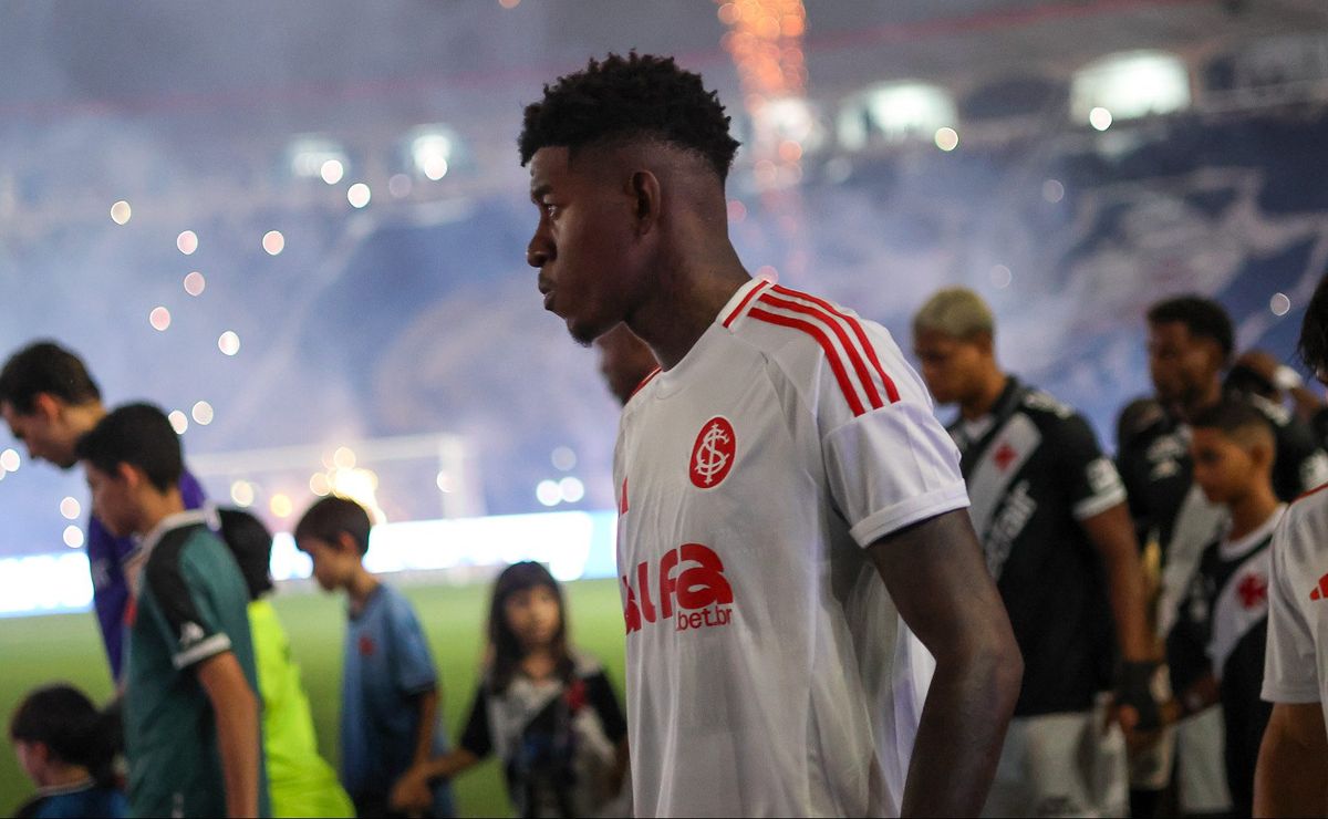 Vitão acerta com o Flamengo, negócio avança e novela com o Internacional chega ao fim