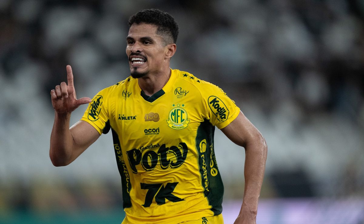 Corinthians tem um jogador para envolver em negócio de troca por Lucas Ramon e vencer São Paulo na disputa