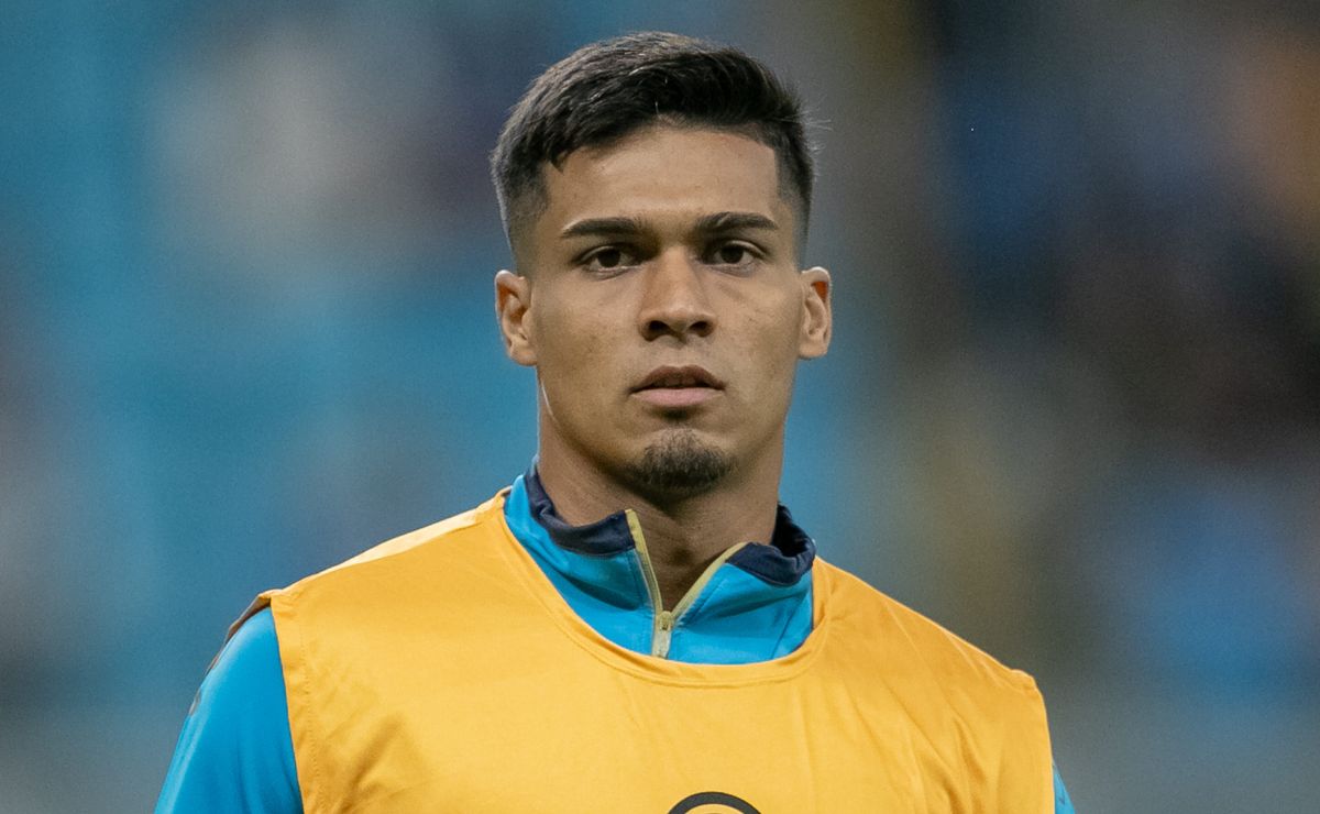 Peñarol traça plano por Arezo e se mobiliza para vender jogador e cravar a compra do atacante uruguaio