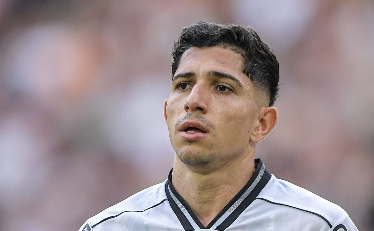 Corinthians fecha acordo de R$ 800 mil em salários com Savarino e busca liberação do Botafogo