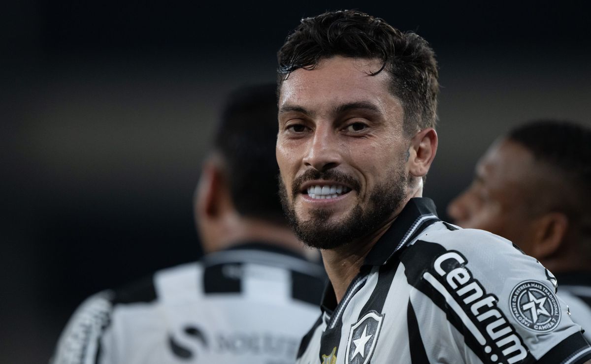 Alex Telles não se vê como ídolo do Botafogo: “É uma palavra muito forte” 