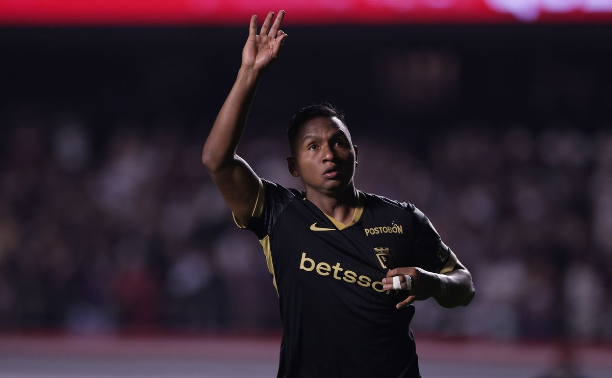 Santos segura a bronca e aguarda Morelos para decidir futuro do atacante em 2026