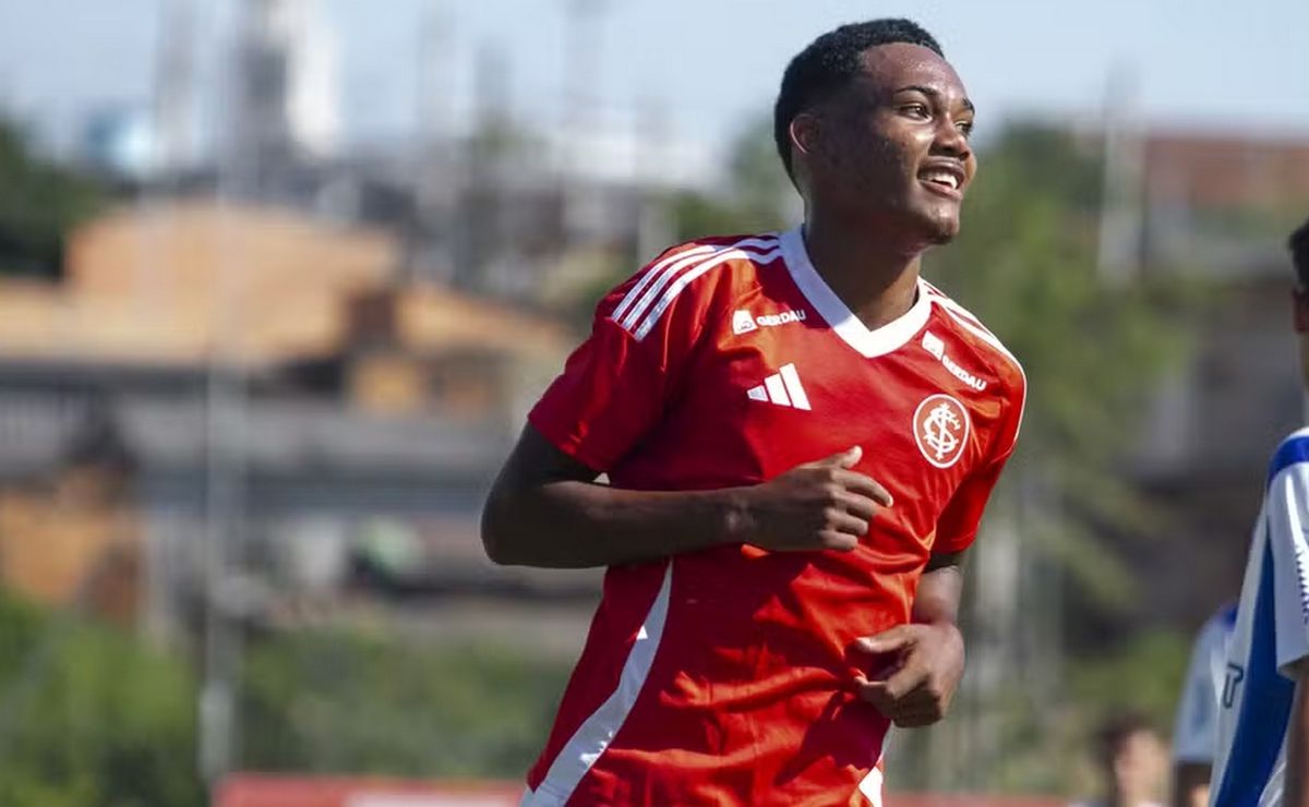 Internacional pode levar chapéu do Grêmio por Raykkonen, revelação da base que também interessa ao Flamengo