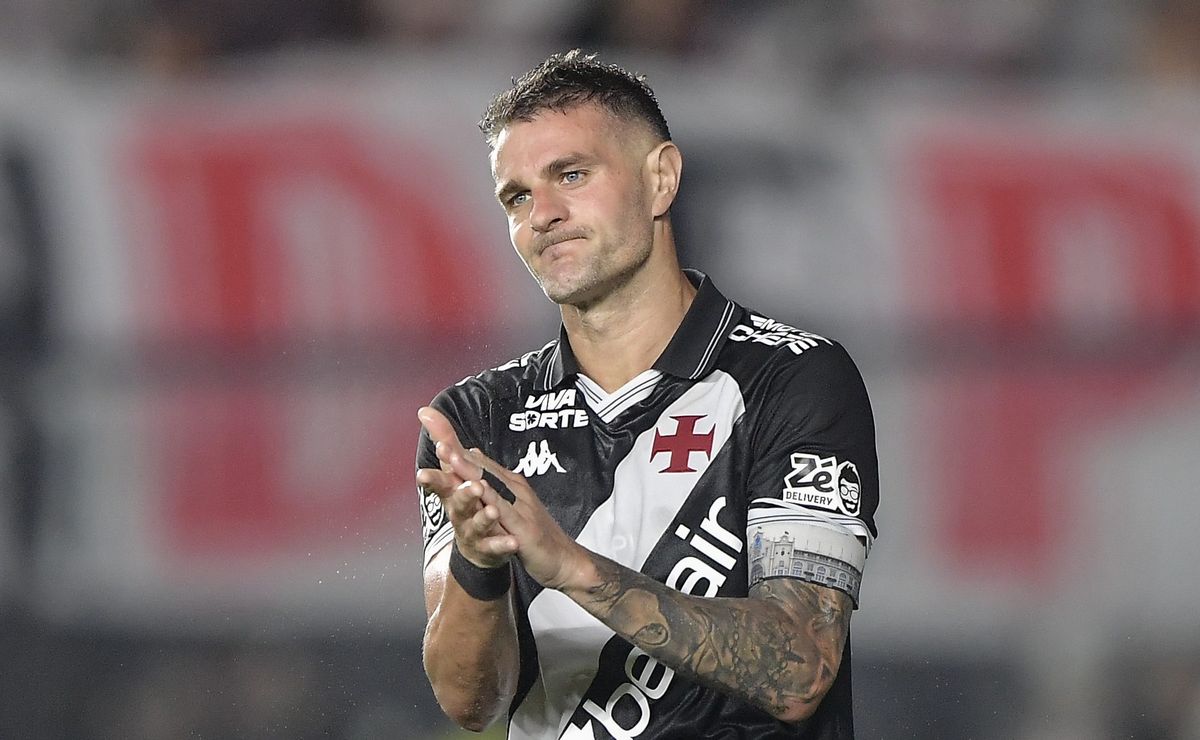 Vegetti entra na mira de clubes, mas reafirma permanência no Vasco em 2026