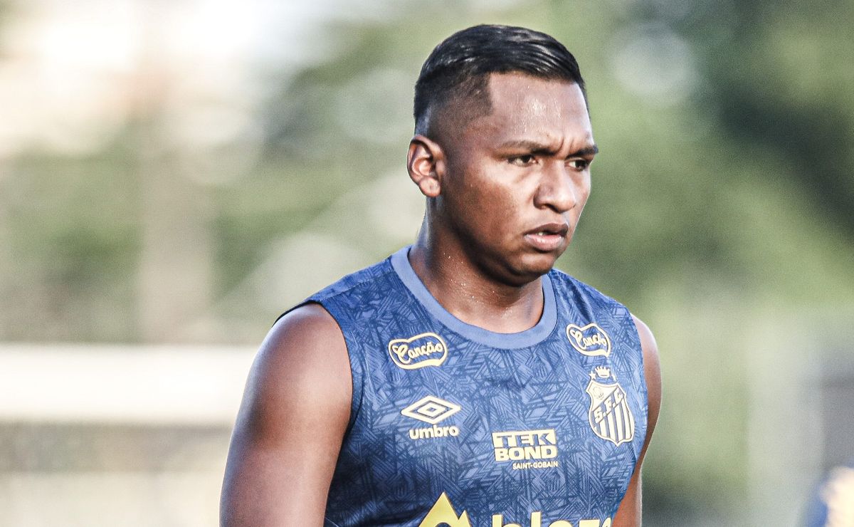 Santos define futuro de Morelos e vende o atacante por R$ 12 milhões para o Atlético Nacional