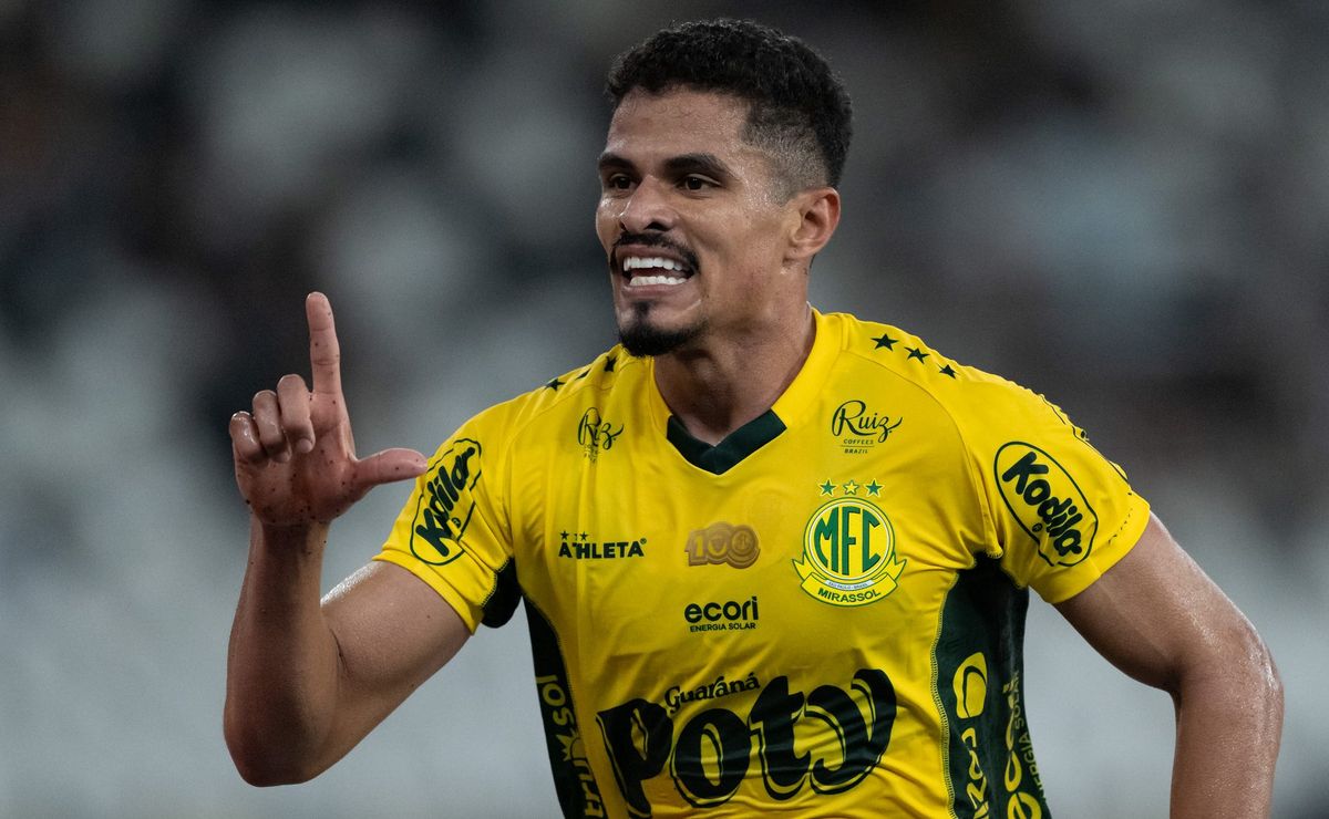 Em negociações com o São Paulo, Lucas Ramon superou quase todas estatísticas comparado com Cédric Soares no Brasileirão 2025