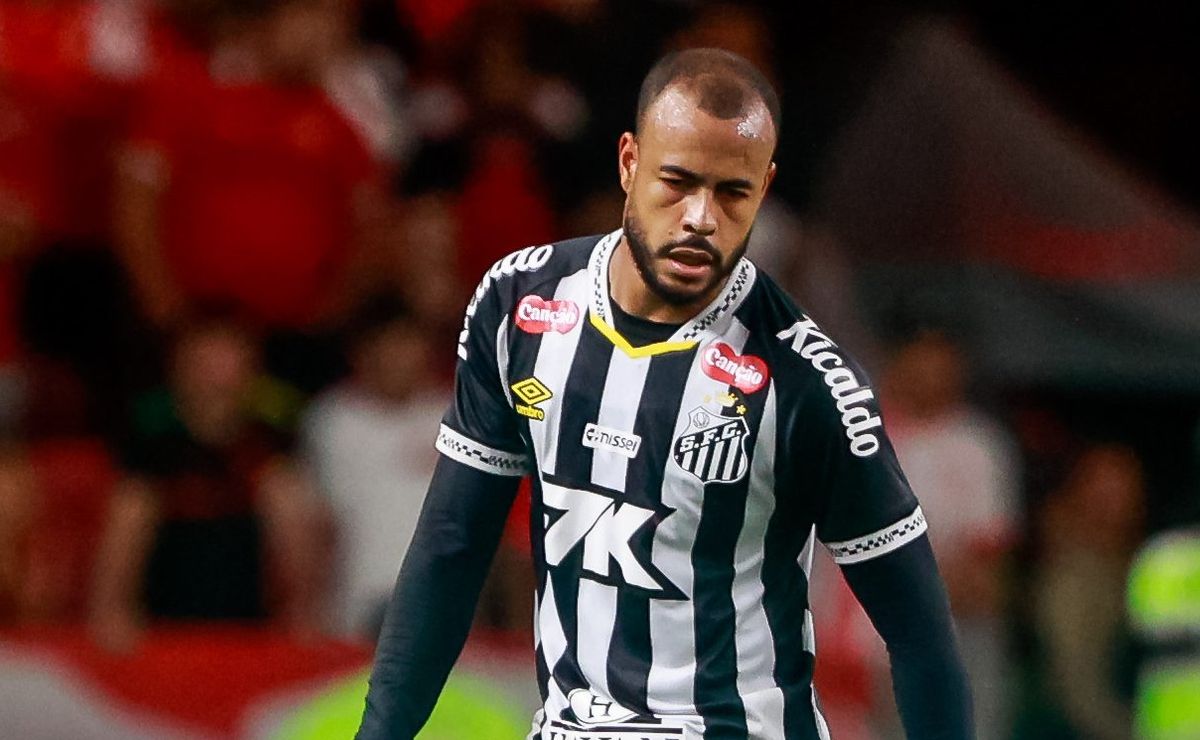 Grêmio monitora situação de Mayke no Santos e com aval de Luís Castro acena com proposta para o lateral