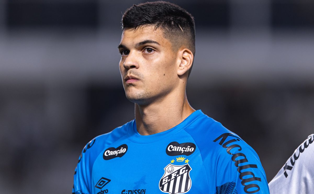Santos segue sem receber proposta oficial do Flamengo pelo goleiro Gabriel Brazão