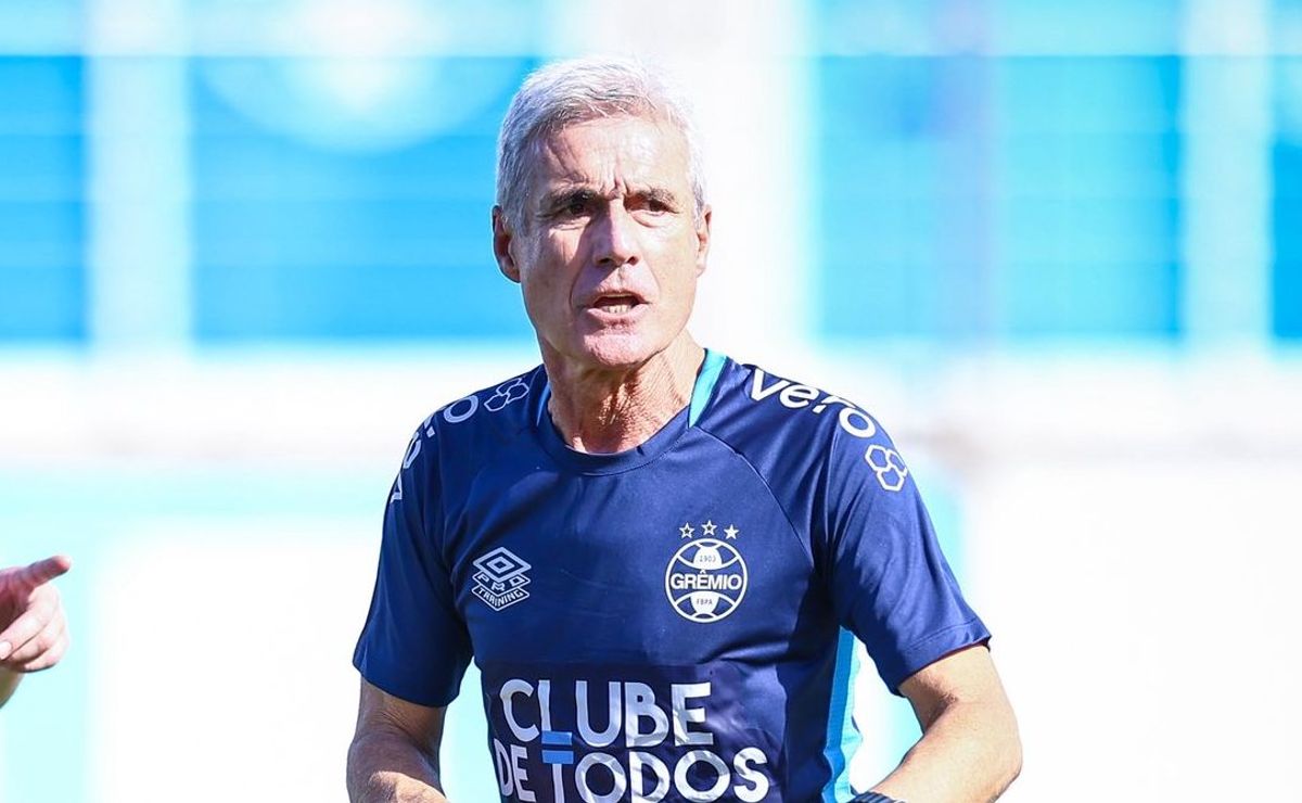 Luís Castro mal inicia temporada e fica perto de ganhar reforço inesperado na lateral do Grêmio para 2026