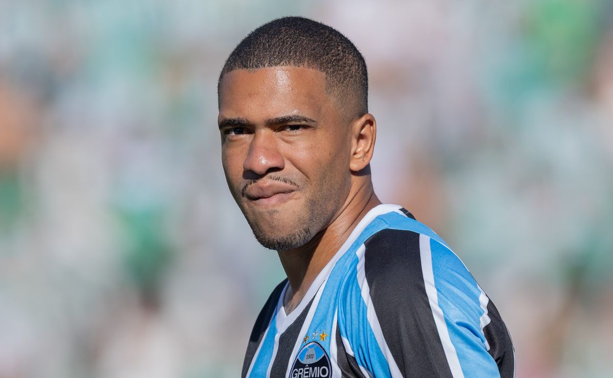 Grêmio encaminha saída de Lucas Esteves e prepara empréstimo para 2026