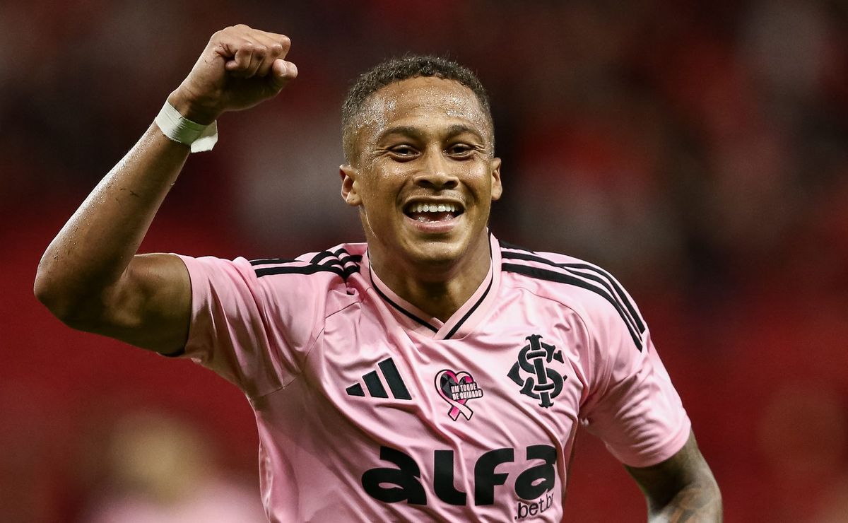 Vitinho não se reapresenta no Inter e Santos acompanha situação do atacante