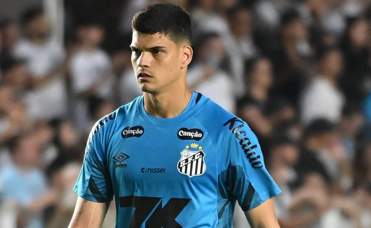 Gabriel Brazão não se empolga em deixar o Santos para ser reserva no Flamengo e negociação ‘esfria’