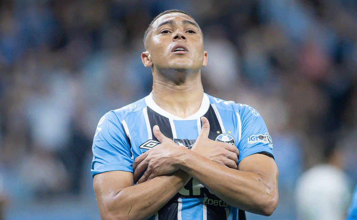Grêmio mira companheiro de ataque para Carlos Vinicius e negocia a contratação de José Enamorado