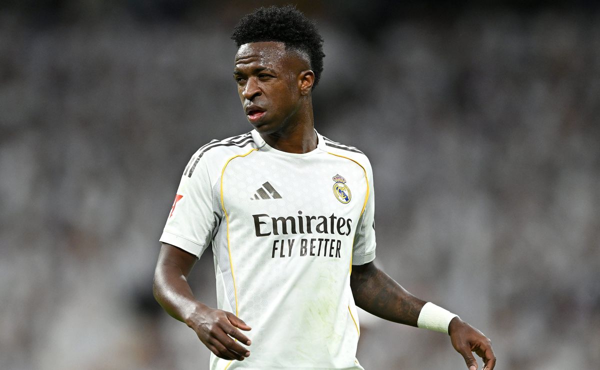 Vini Júnior é alvo de vaias no Real Madrid e Xabi Alonso sai em defesa do craque 