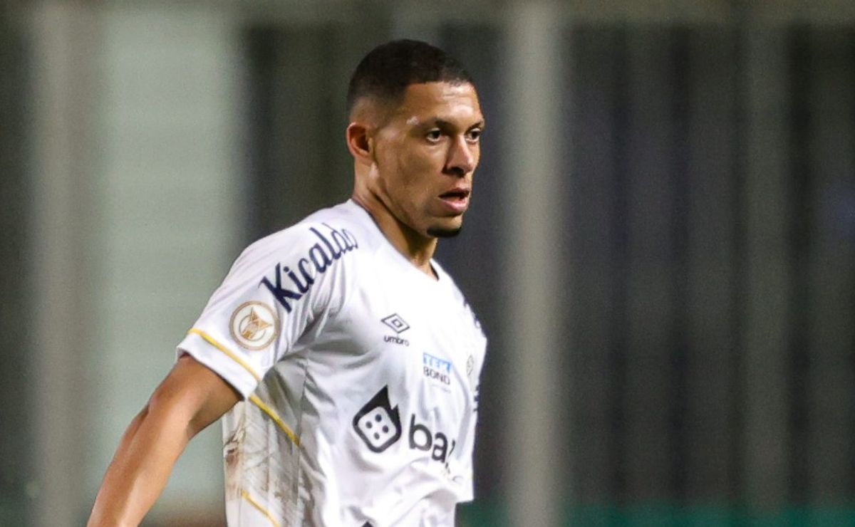 Alex Nascimento tem reviravolta no Santos e ganha força para ser reforço após indefinição de negociação