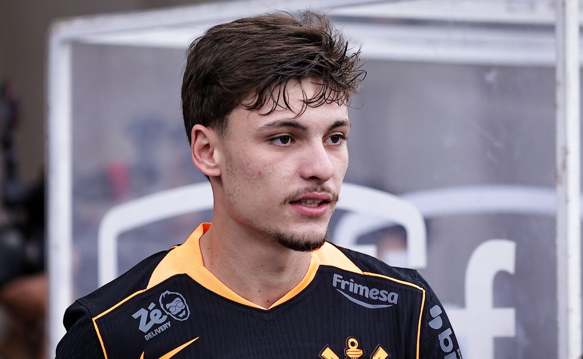 Flamengo entra na parada por Breno Bidon e prepara oferta de quase R$ 100 milhões por volante do Corinthians