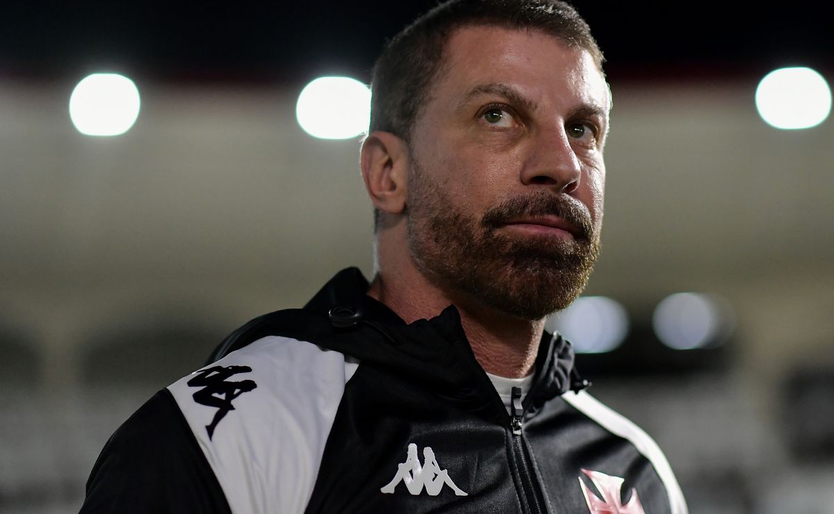 Vasco acelera movimentação por reforços após definir saídas e pendências no elenco