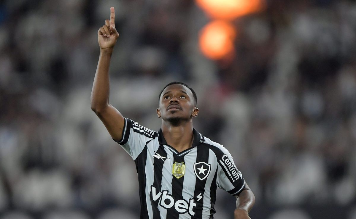 Botafogo alinha empréstimo de Jeffinho para o futebol chinês; Santos se afasta do atacante