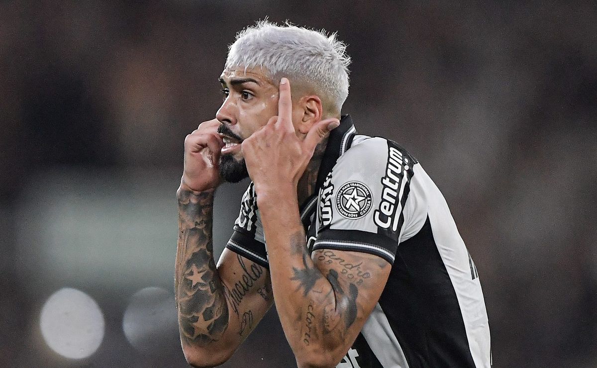 Botafogo enfrenta pendência, mas avança por renovação com Alexander Barboza 