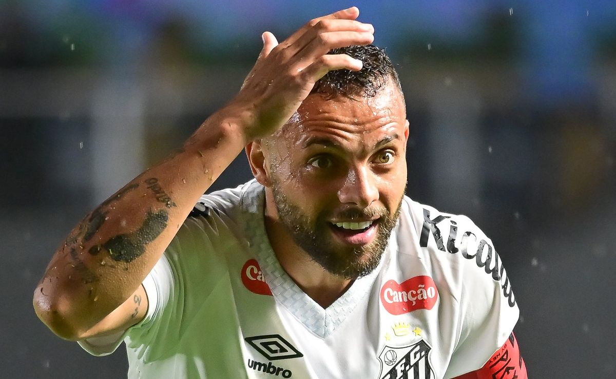 De saída do Santos, Guilherme teve números superiores aos de Tiquinho Soares nas duas últimas temporadas