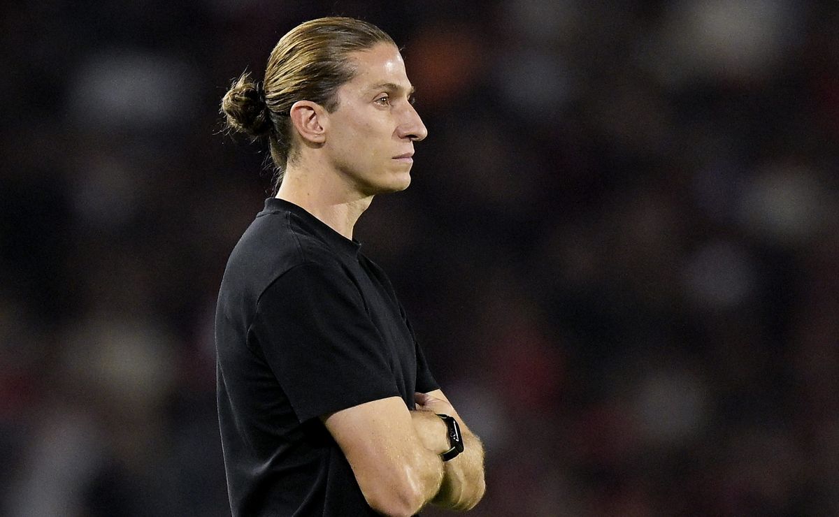 Fora dos planos de Filipe Luís, Flamengo negocia com o Atlético-MG a venda de Victor Hugo