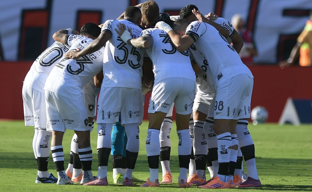 Zenit quer tirar titular do Botafogo após saída de Gerson para o Cruzeiro e define Danilo como um dos alvos