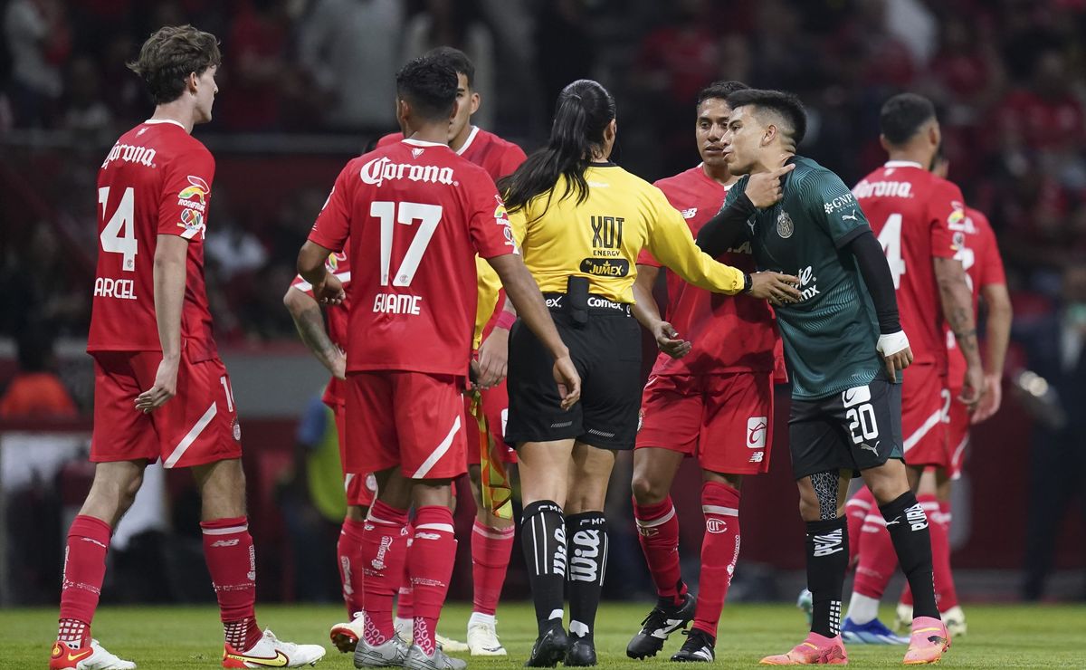 Jugador del Toluca manda inesperado mensaje a Fernando Beltrán luego de la patada que le dio 