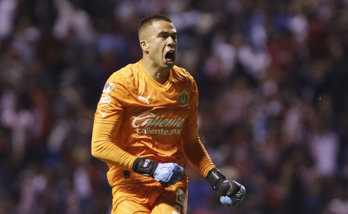¿LE COSTARÁ SU LUGAR EN CHIVAS? Así fue la reacción de Miguel Jiménez al ver la gran actuación del Tala Rangel 