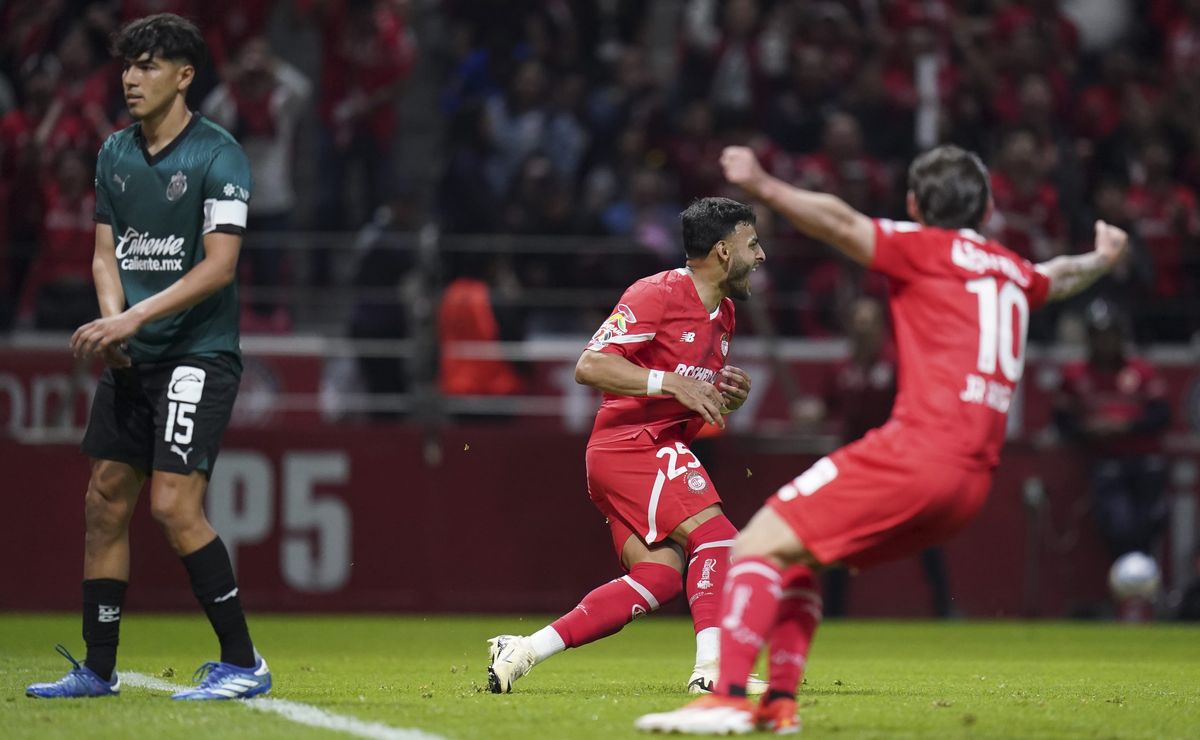 Nuevo ataque de Fox Sports contra Chivas: Chicharito en la mira, ¿fuera de juego?