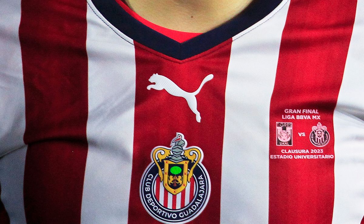Insultó a la Afición de Chivas y ahora presume foto con la playera del Rebaño