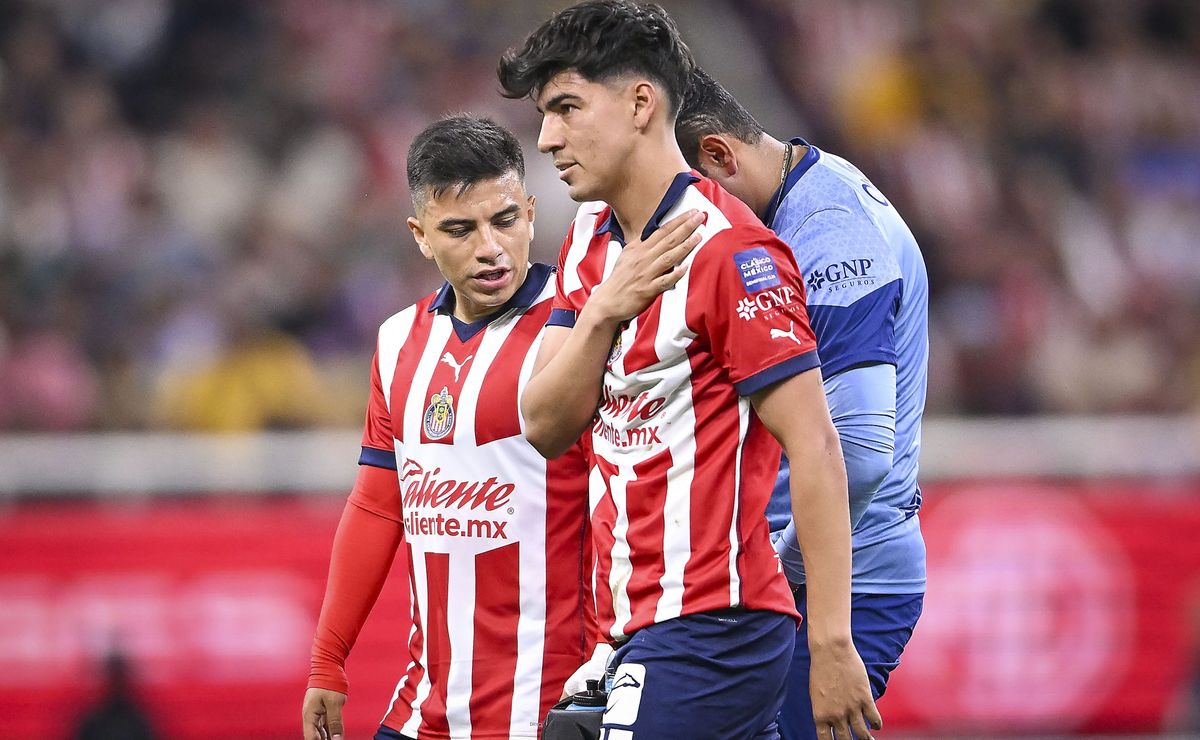 Abandona Érick Gutiérrez el Clásico ante América por razones médicas