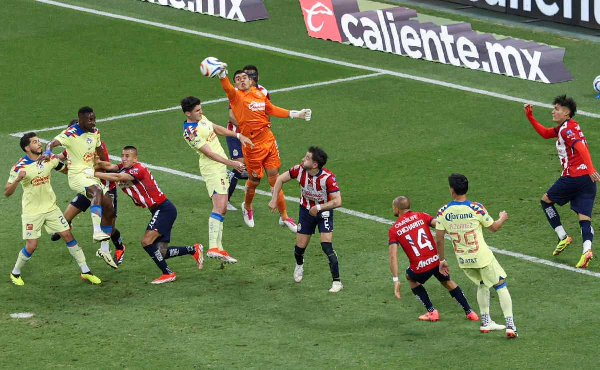 El jugador de Chivas que recibe una mala noticia previo al partido contra América