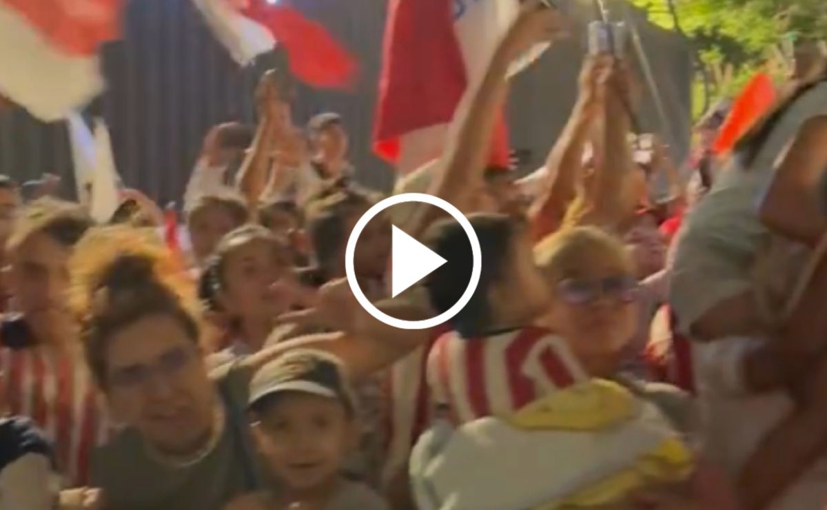 Serenata épica a Chivas antes del Clásico Nacional: ¡Canta, no llores!