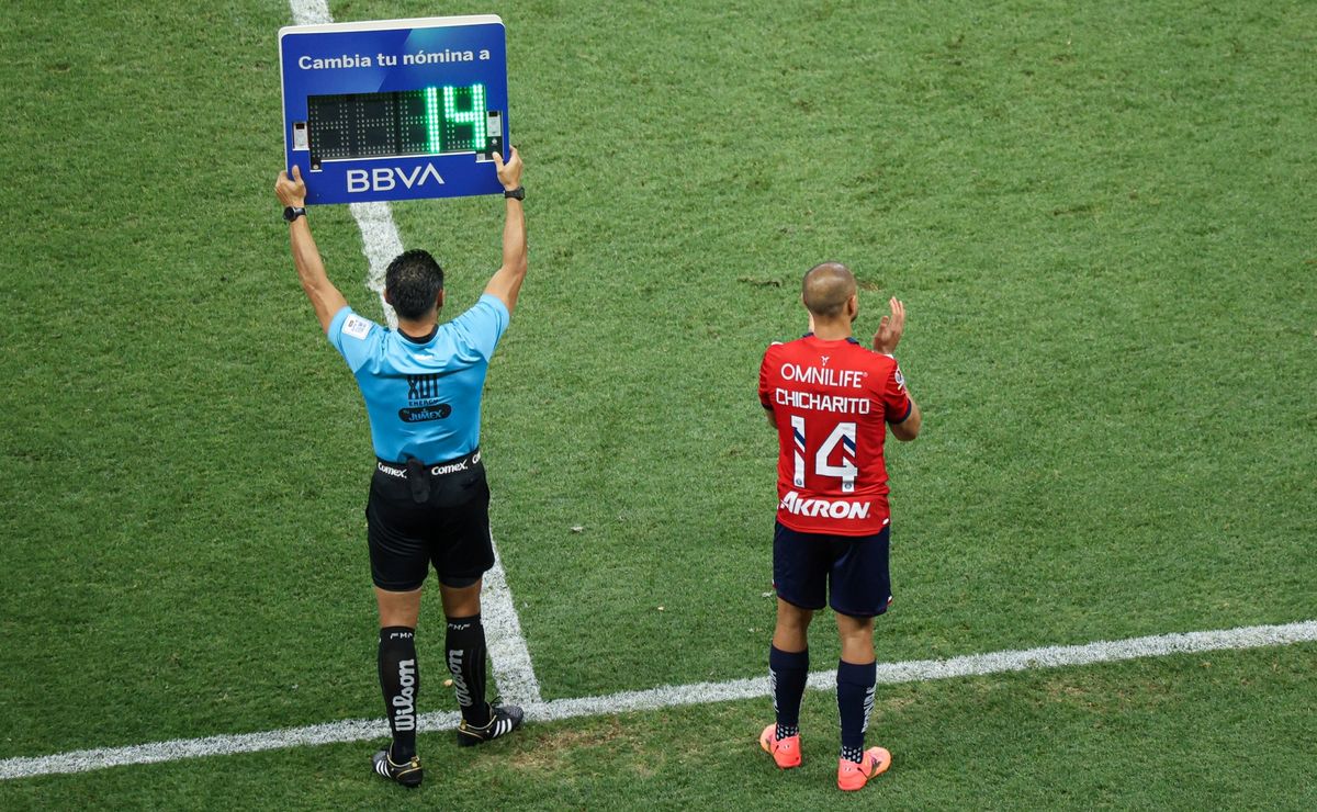 Javier Hernández y la jugada que ha desatado la molestia en la afición de Chivas