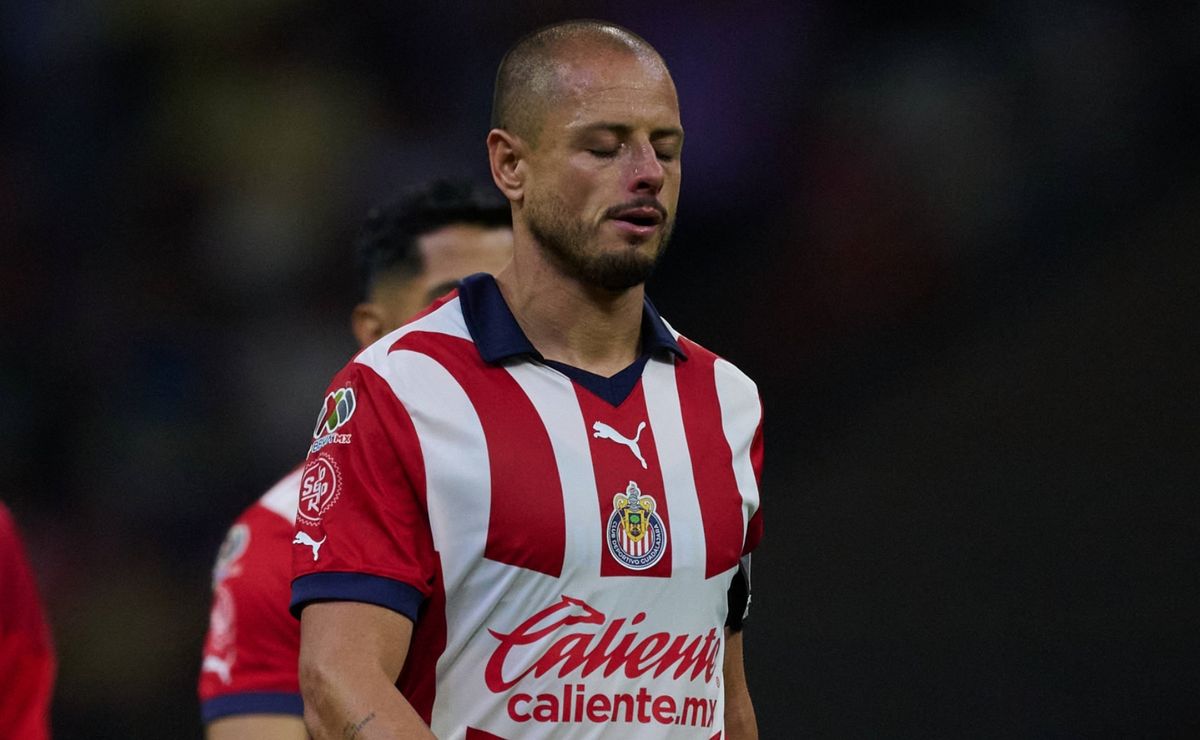 Afición revienta con todo a Chicharito en el gol del América