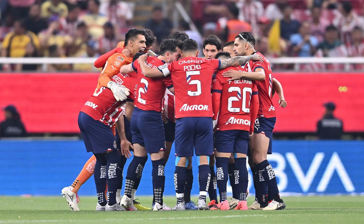 Dos Futbolistas Que Deberían Seguir en Chivas Como Suplentes