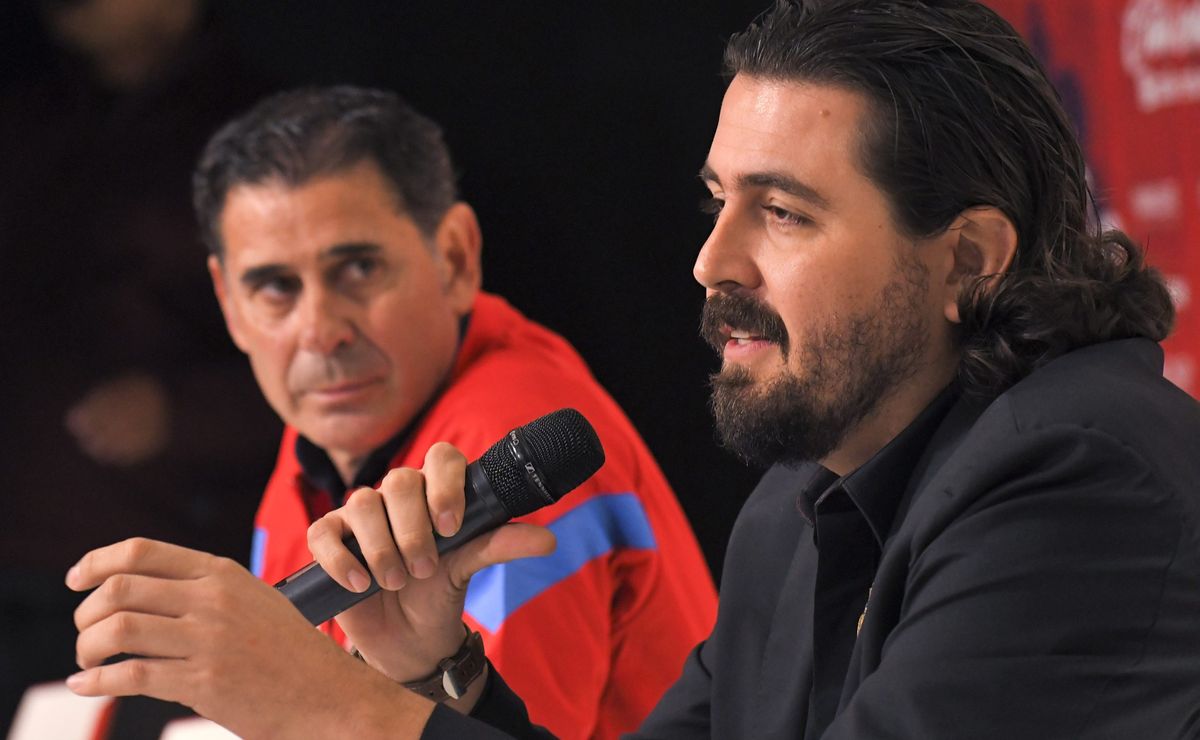 Amaury Vergara toma una decisión que podría cambiar el rumbo del club. ¿Fernando Hierro abandonará Chivas antes del Apertura 2024?