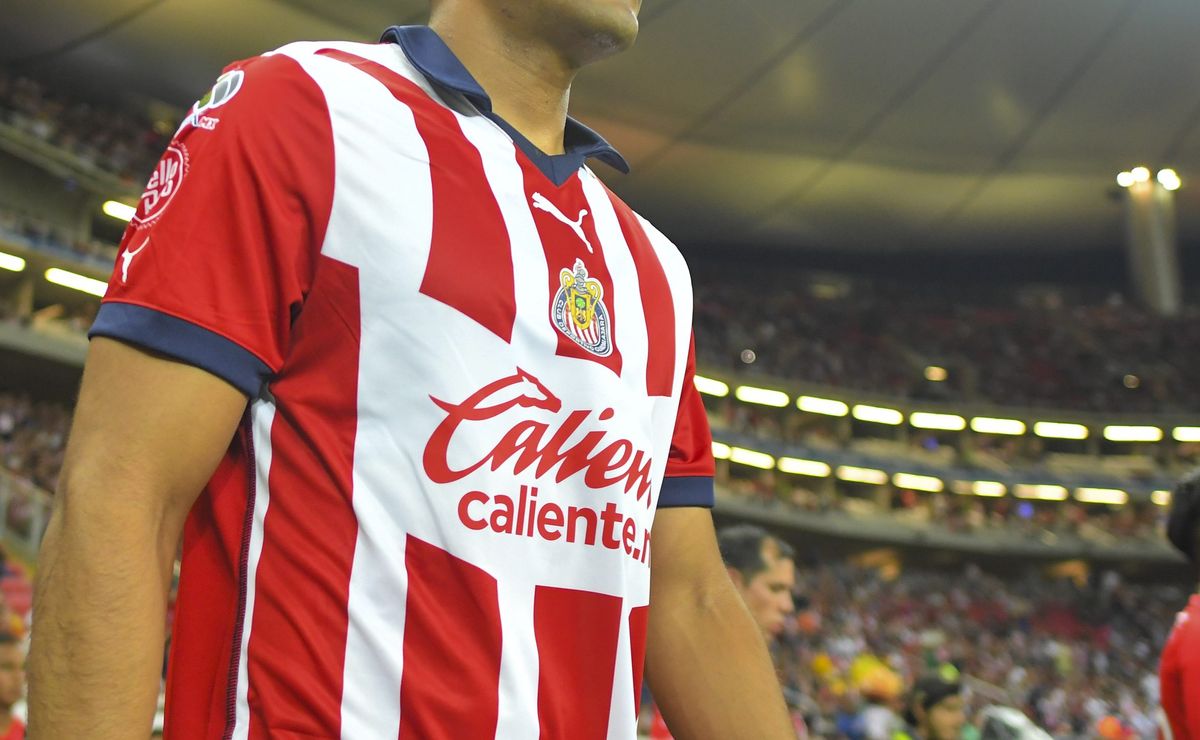 De Criticado a Estrella: El Ascenso de Un Defensa en Chivas