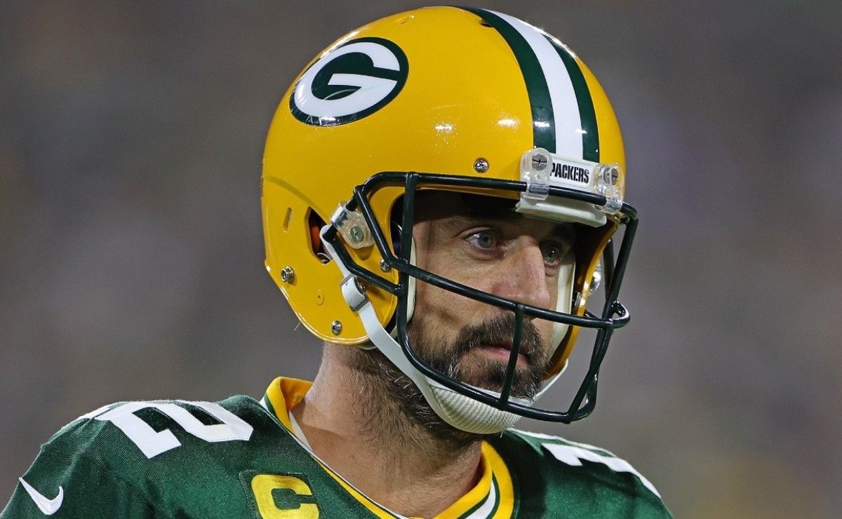NFL News Aaron Rodgers comes out of darkness retreat to announce final