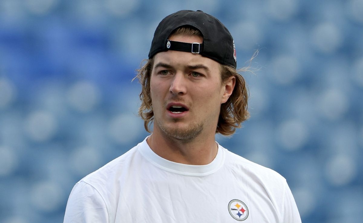 Kenny Pickett 'loses' Pittsburgh Steelers playbook after shocking
