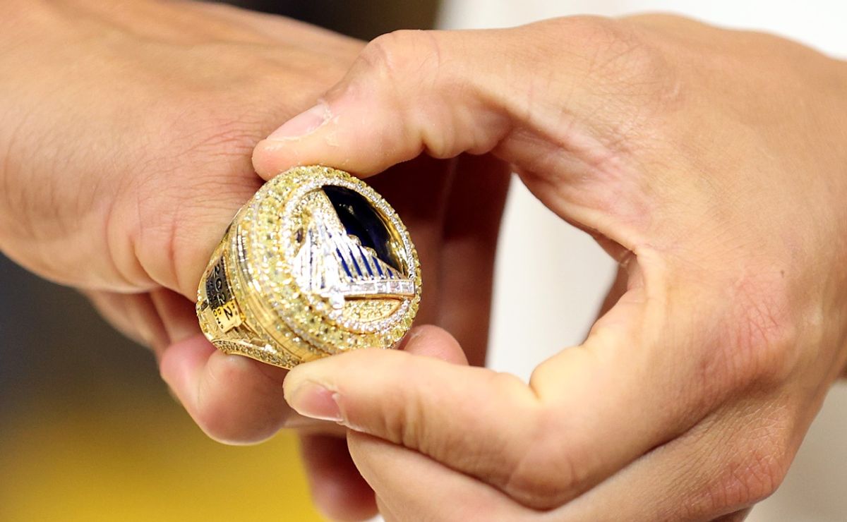 The basketball champions' rings with 640 diamonds - BBC News